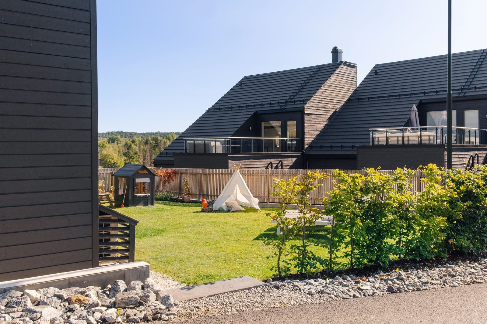 Stor gresshage som inviterer til utelek og avslapning ute for store og små. Her er det god plass til både trampoline eller drivhus. Galleribilde