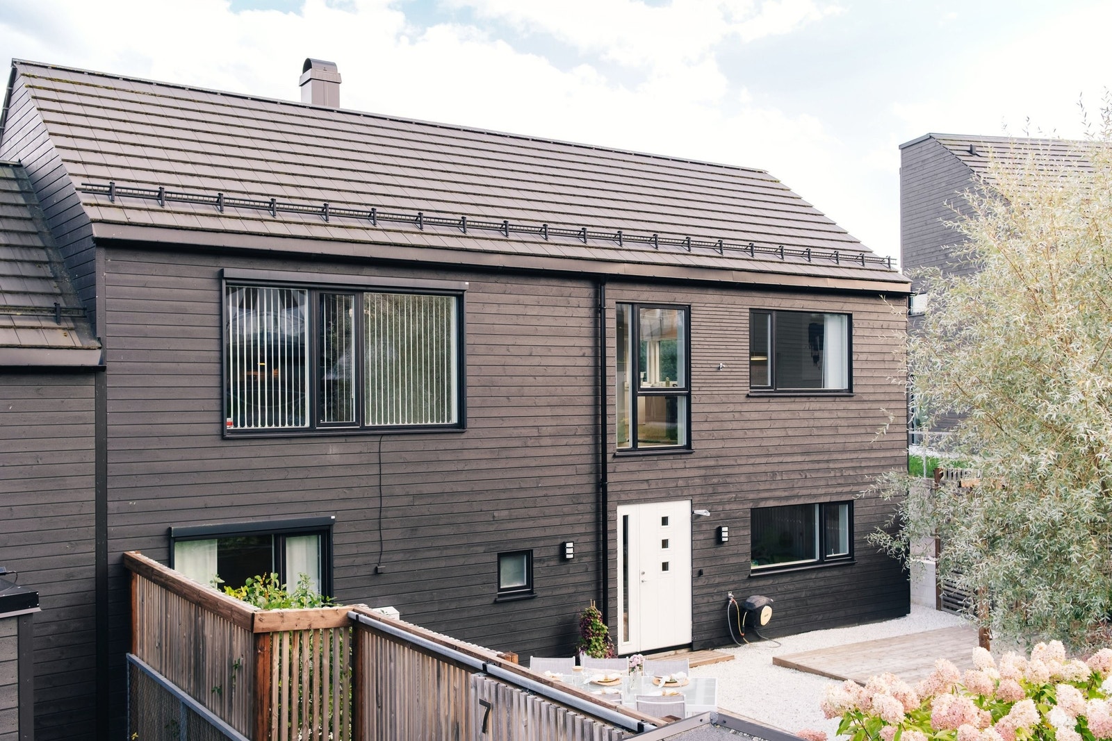 Inngangspartiet leder ut til en privat og skjermet uteplass. Her kan du nyte sene ettermiddager med sol og grilling. Galleribilde