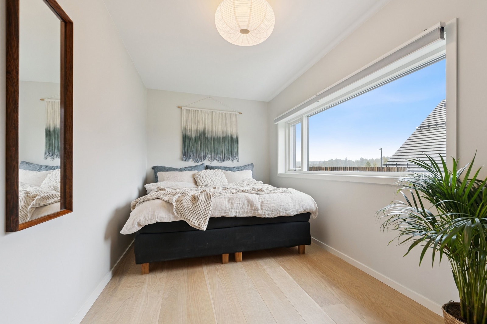 Soverom 2 (11 kvm) med utsikt til gresshagen mot sørøst. Her er det plass til dobbeltseng, sovesofa eller hjemmekontor. Vinduet har utvendig elektrisk screen. Galleribilde