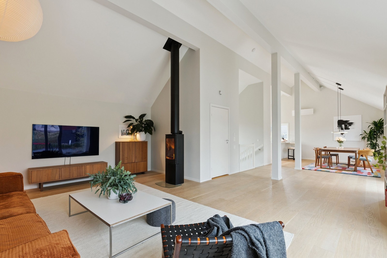 Seterstallen 7 er et moderne arkitekttegnet hus fra 2019, med 4.5 meter takhøyde og åpen planløsning. Galleribilde