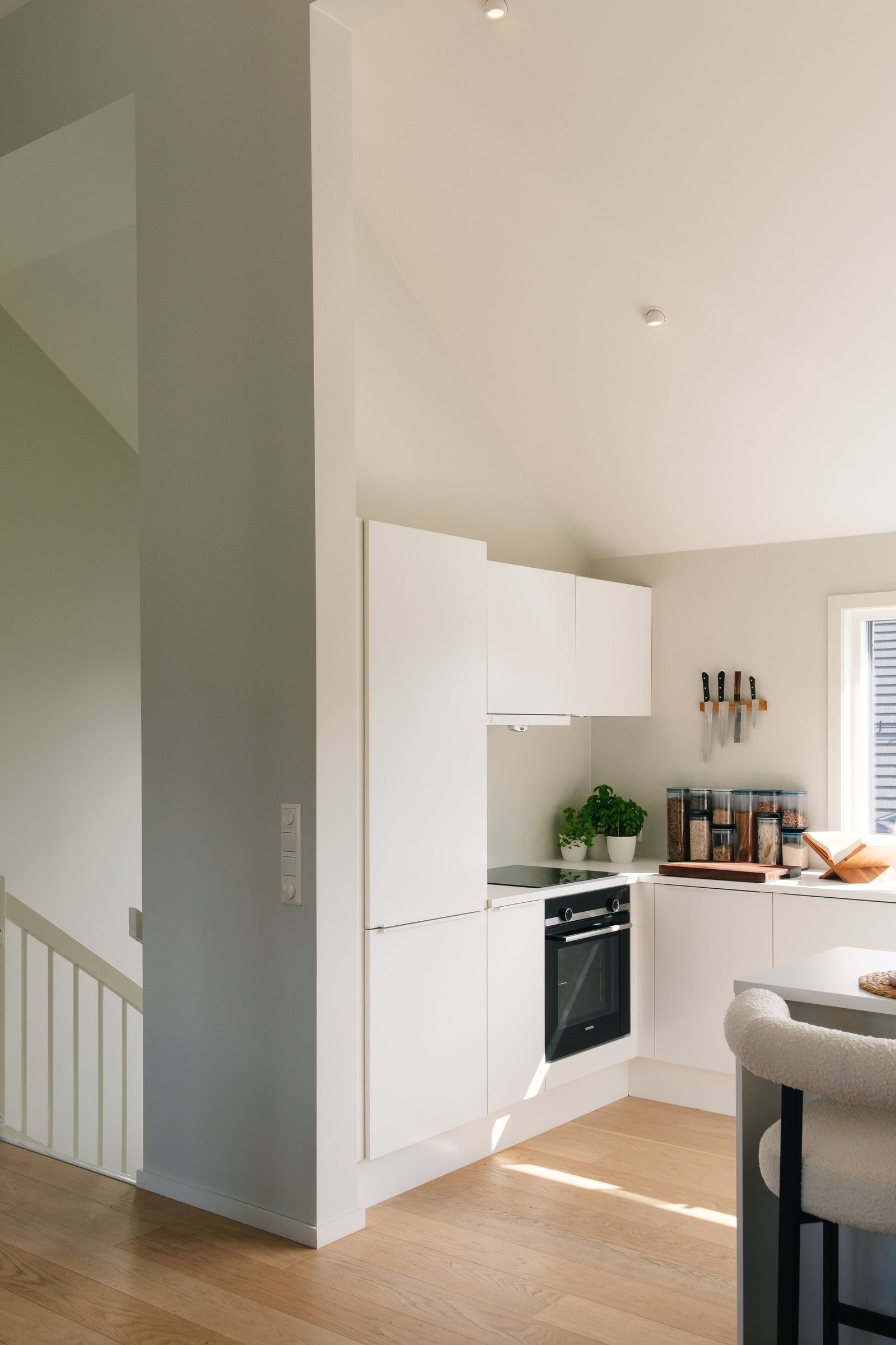 Kjøkkenet har ekstra god takhøyde, store vinduer med morgensol, samt downlight som kan dimmes for en roligere atmosfære på kveldstid. Galleribilde