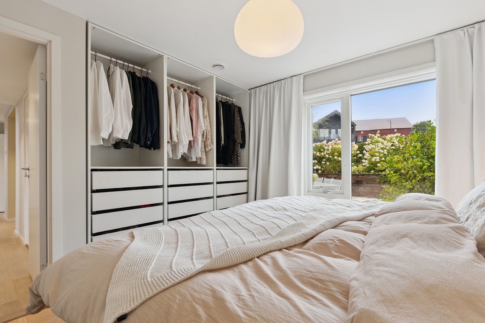 Soverom 1 har integrert garderobeløsning (Pax fra IKEA). Galleribilde