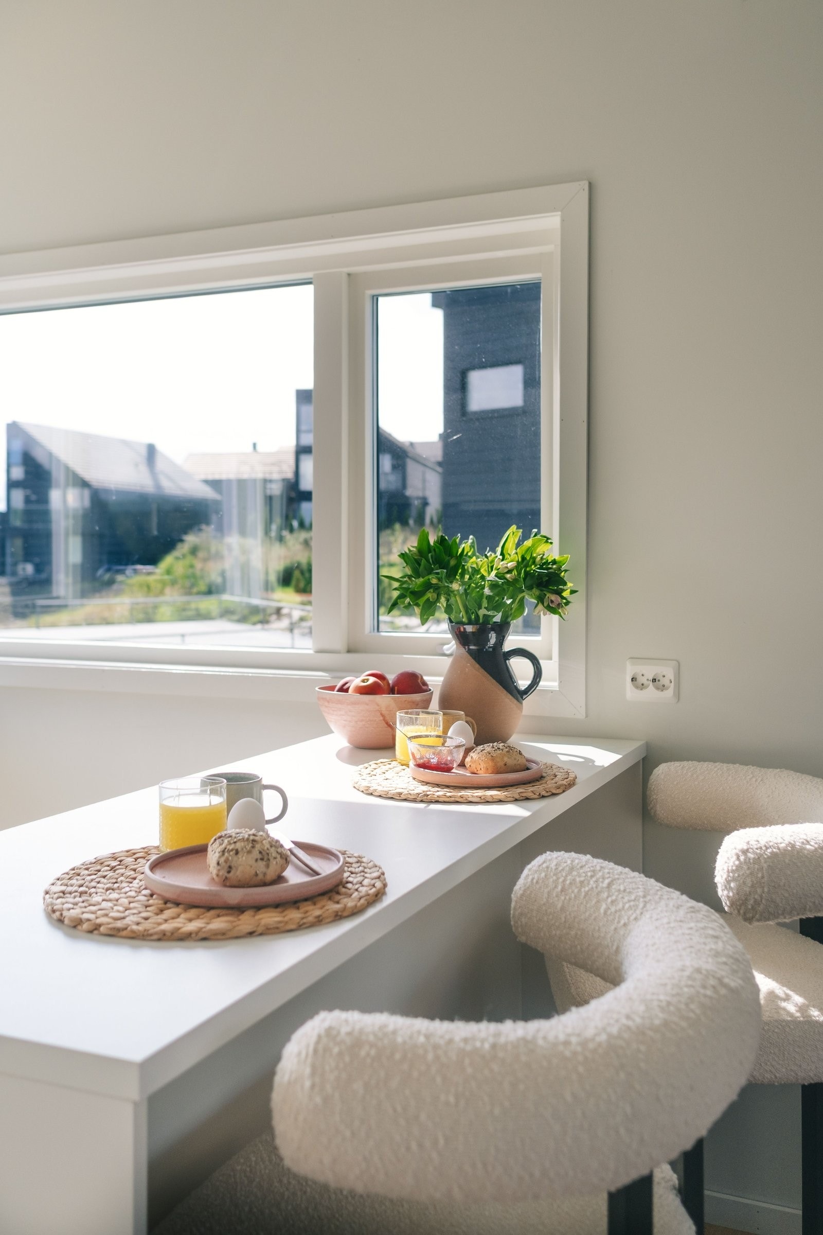 Kjøkkenøy med sitteplass og utsikt. Perfekt for både frokost, lekser og hjemmekontor. Galleribilde