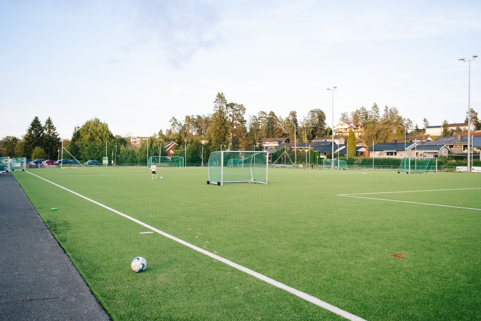 Tomter Idrettspark. Her finner du stor kunstgressbane, hoppbakke, akebakke og tilknyttet skiløype. Kombinert klubblokale for Hobøl IL og grendehus til utleie. Galleribilde