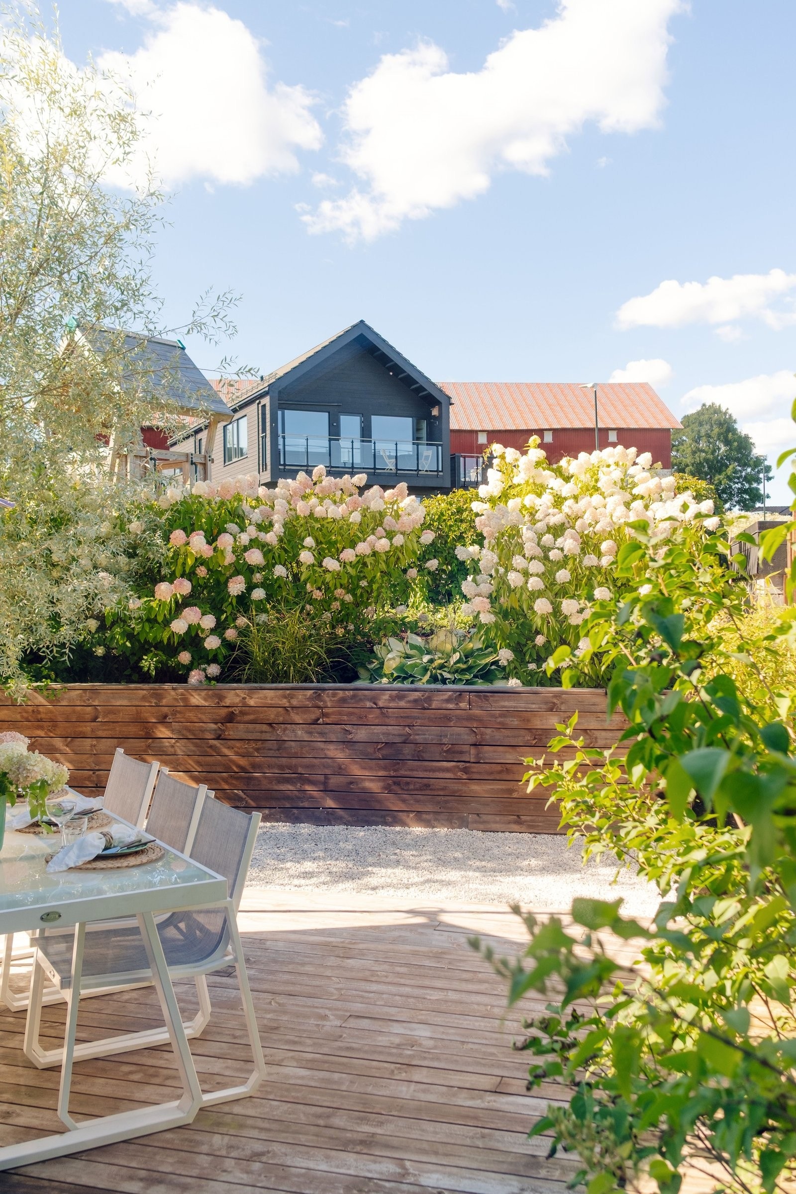 Selv om boligen ligger sentralt plassert i sameiet, gir grøntarealet rundt både god skjerming og en behagelig atmosfære. Galleribilde