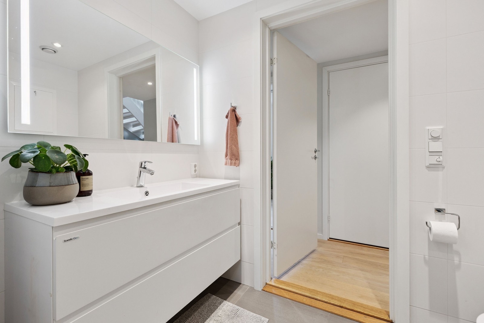 Servanten er 120 cm bred og har to romslige skuffer. Speilet har integrert lys med sensor. Badet har også flislagt gulv med gulvvarme og flislagte vegger. Galleribilde