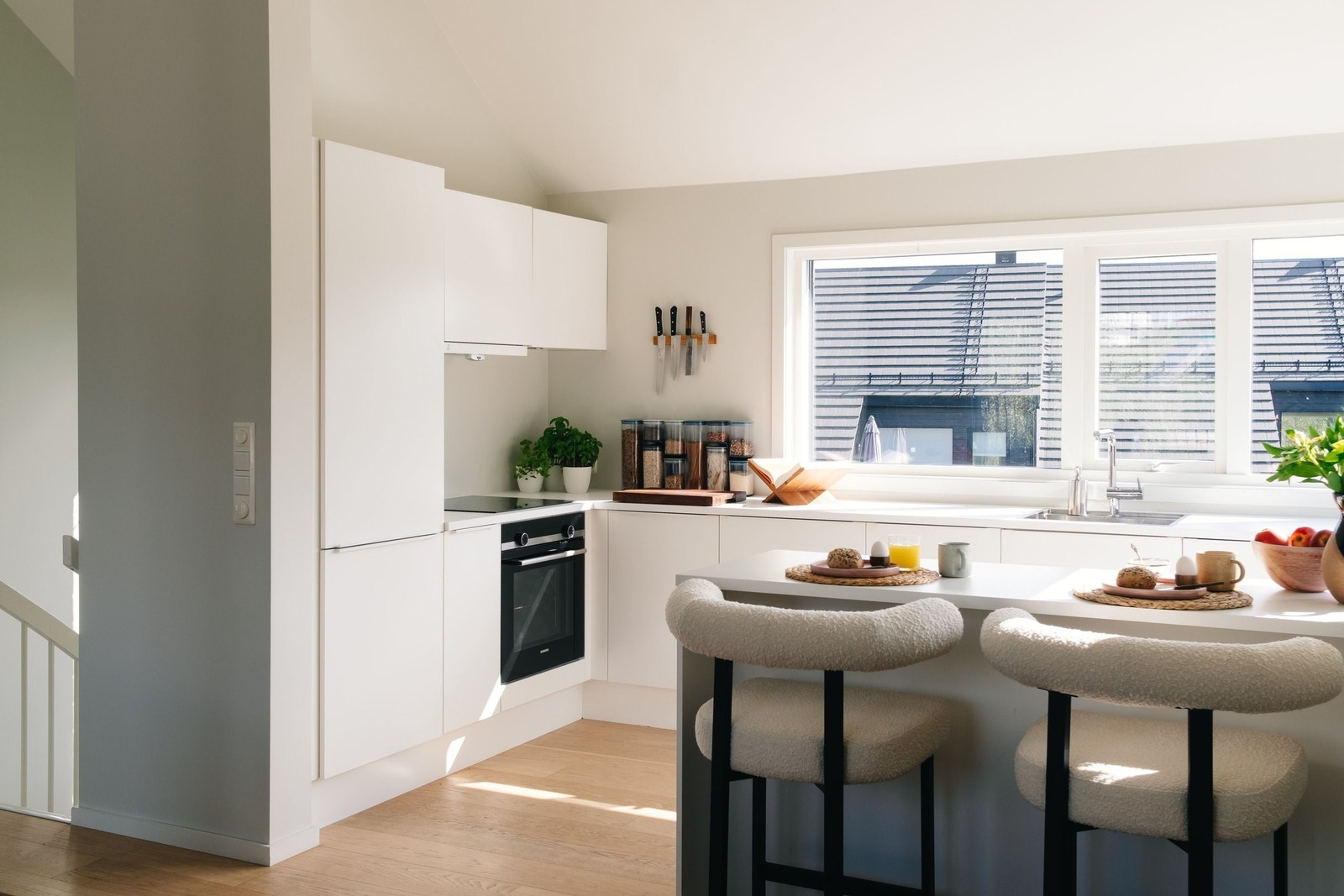 Lekkert og stilrent kjøkken fra Svane med integrert kjøl/frys, oppvaskmaskin og kjøkkenøy med frokostplass til to. Galleribilde