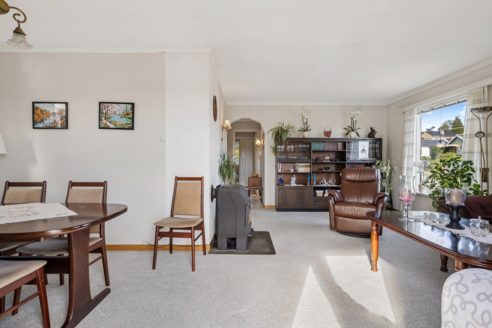 Det er god plass til å innrede med flere soner - med for eksempel en komfortabel sofagruppe, samt en romslig spisestuesone med plass til langbord og gjester. Galleribilde