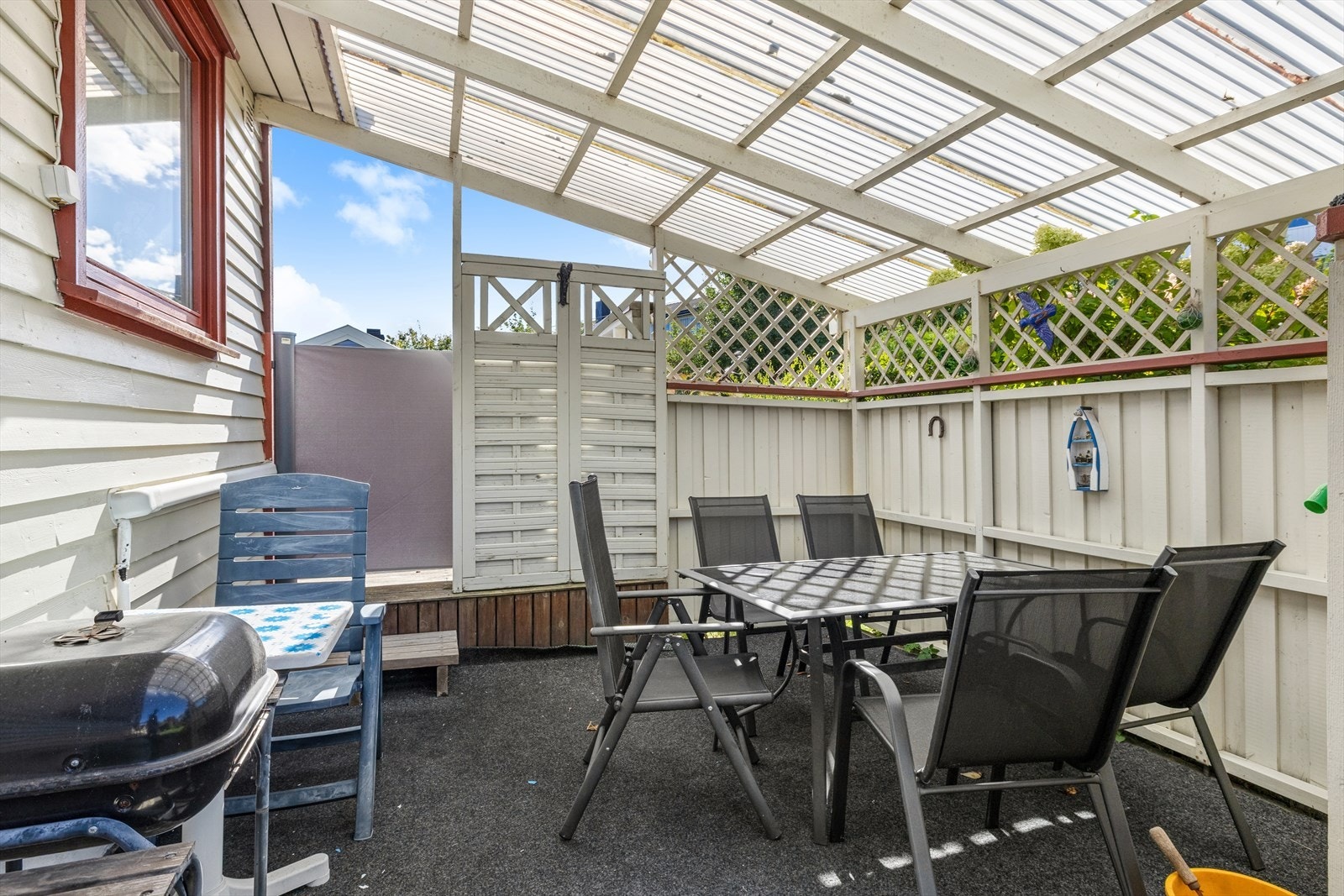 Videre har man også en overbygd terrasse. Se pkt. ferdigattest. Galleribilde