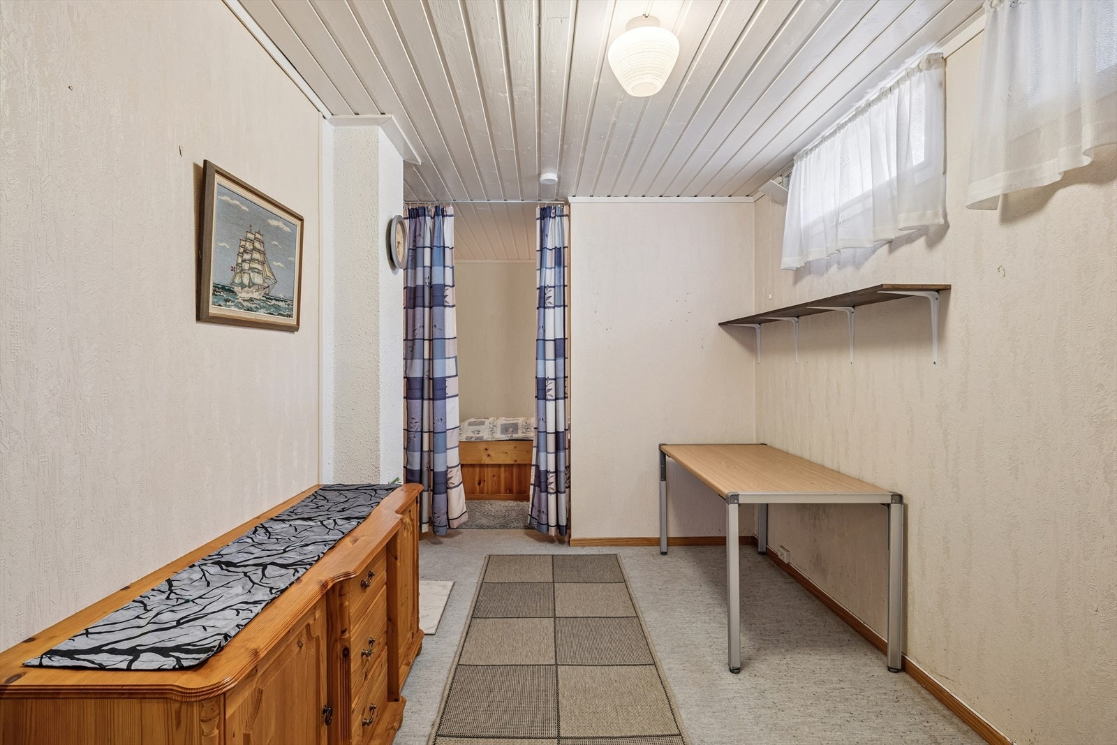 Videre har man også et soverom. Se pkt. ferdigattest. Galleribilde