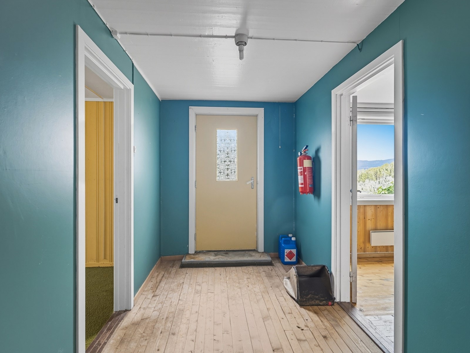 Entré i kjeller med videre tilkomst til lager og disponibelt rom innredet som kjellerstue og soverom, vaskerom og boder. Galleribilde