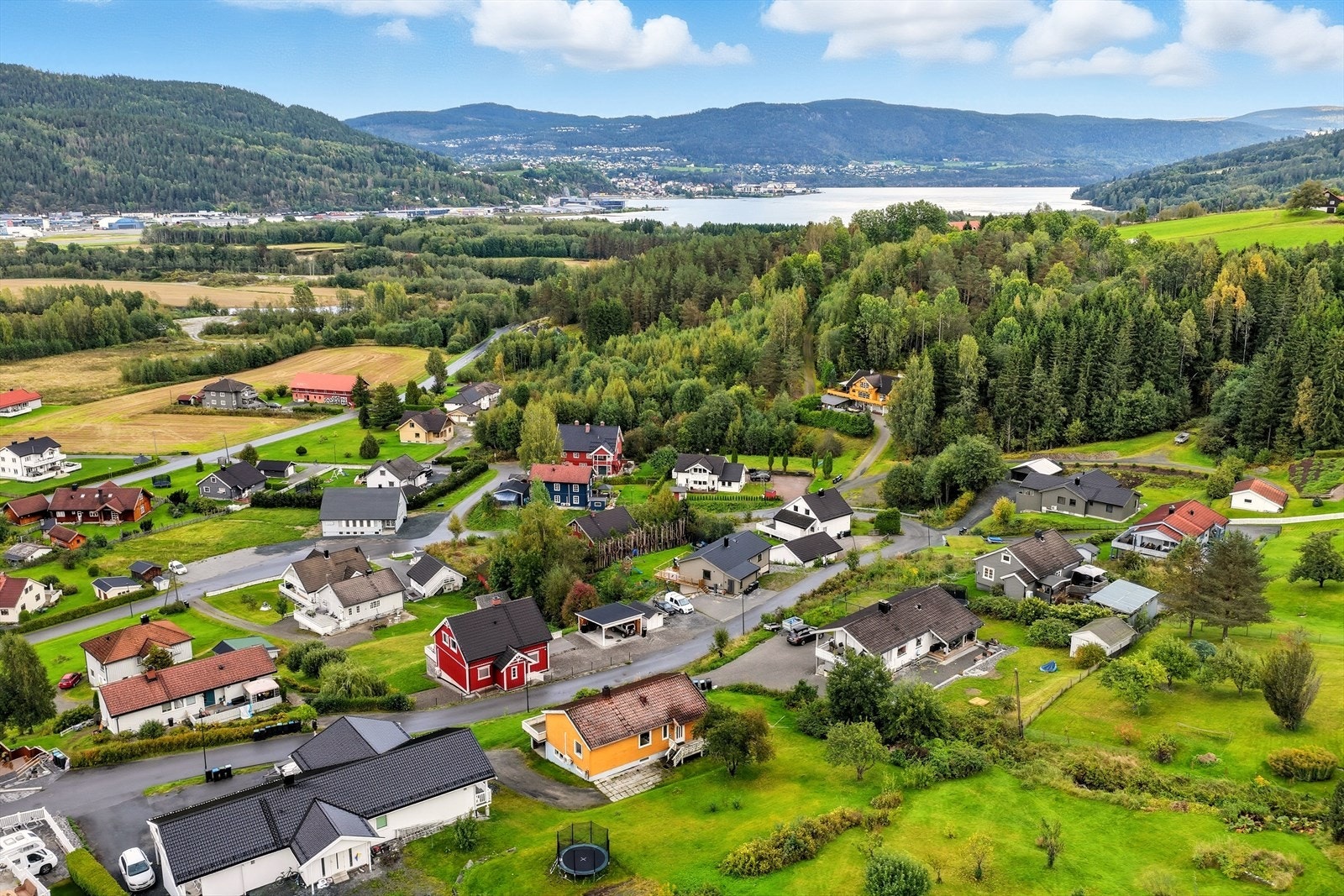 Boligen ligger fint og barnevennlig til i et hyggelig boligfeltet på Yli, beliggende på vestsiden av elva Heddøla, ca. 5 km fra Notodden sentrum. Galleribilde