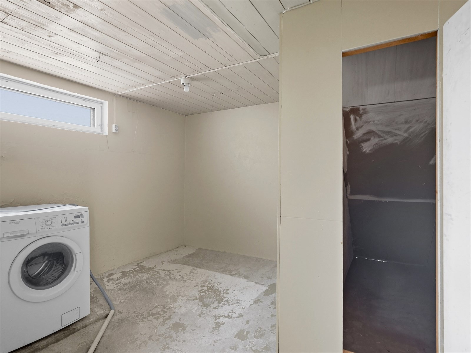 Vaskerom i kjeller med opplegg til vaskemaskin og varmtvannstank på ca. 200L fra 2005. Galleribilde