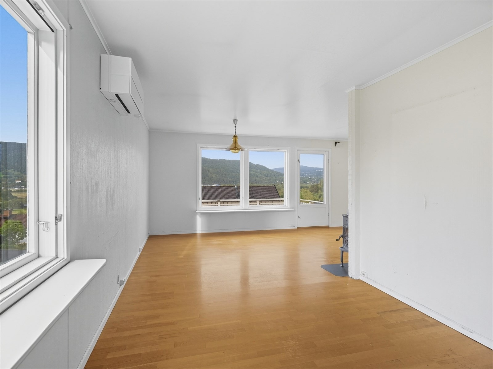 I stuen er det varmepumpe fra 2016 og vedovn som ekstra varmekilde. Vedovnen gir en lun og god varme på kalde dager. Galleribilde