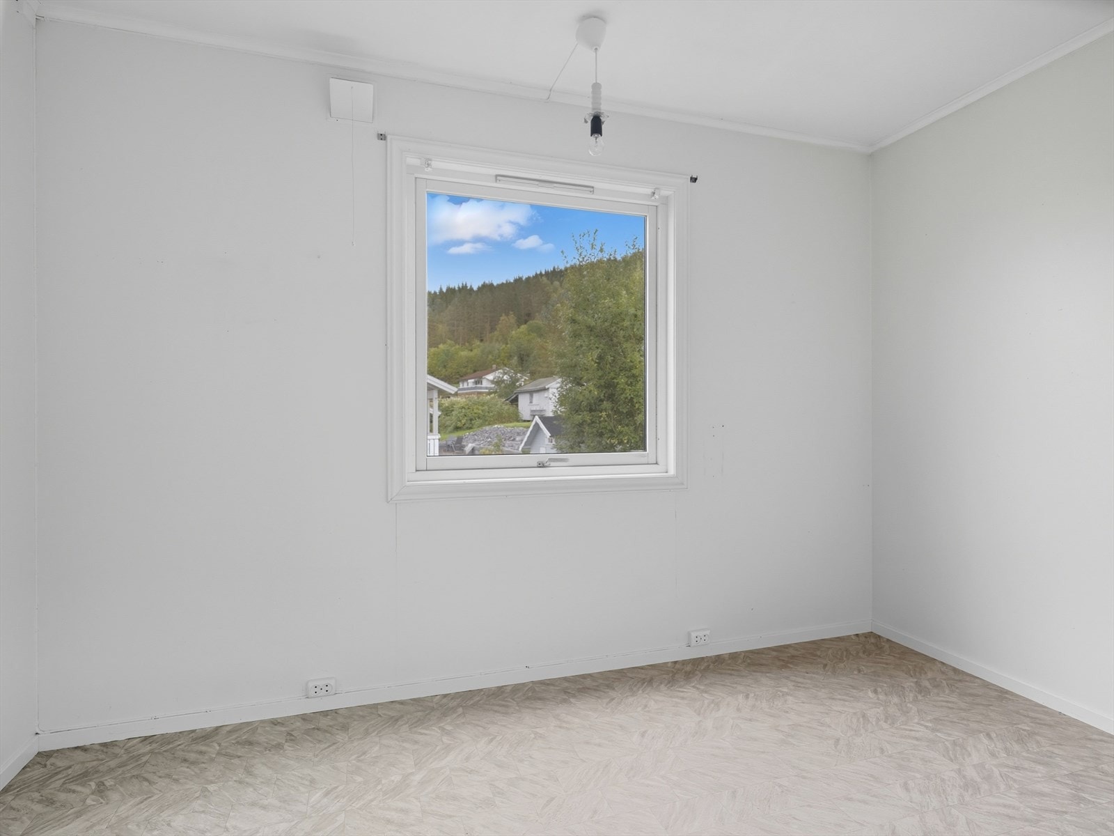 Soverom 2 med belegg på gulv, malte flater på vegg og malt himling. Her er det plassbygget garderobeskap og god plass til seng. Galleribilde