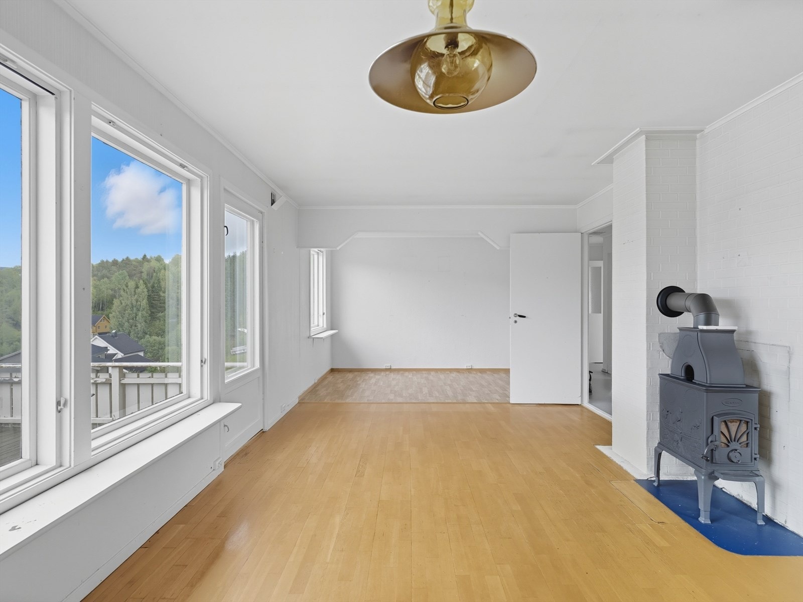 Det er tilkomst til stuen fra gang og fra kjøkken. Vegg mellom stue og tidligere soverom er revet, men kan enkelt tilbakeføres av ny eier. Galleribilde