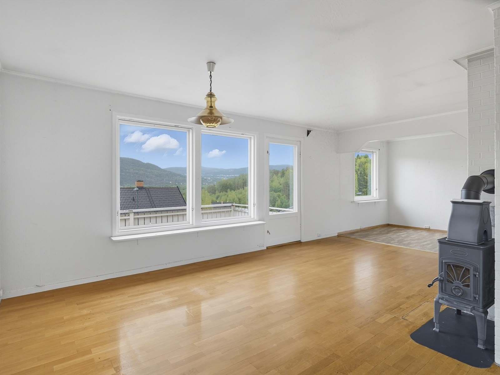 Lys og hyggelig stue med store vindusflater som slipper inn rikelig med naturlig lys. Galleribilde