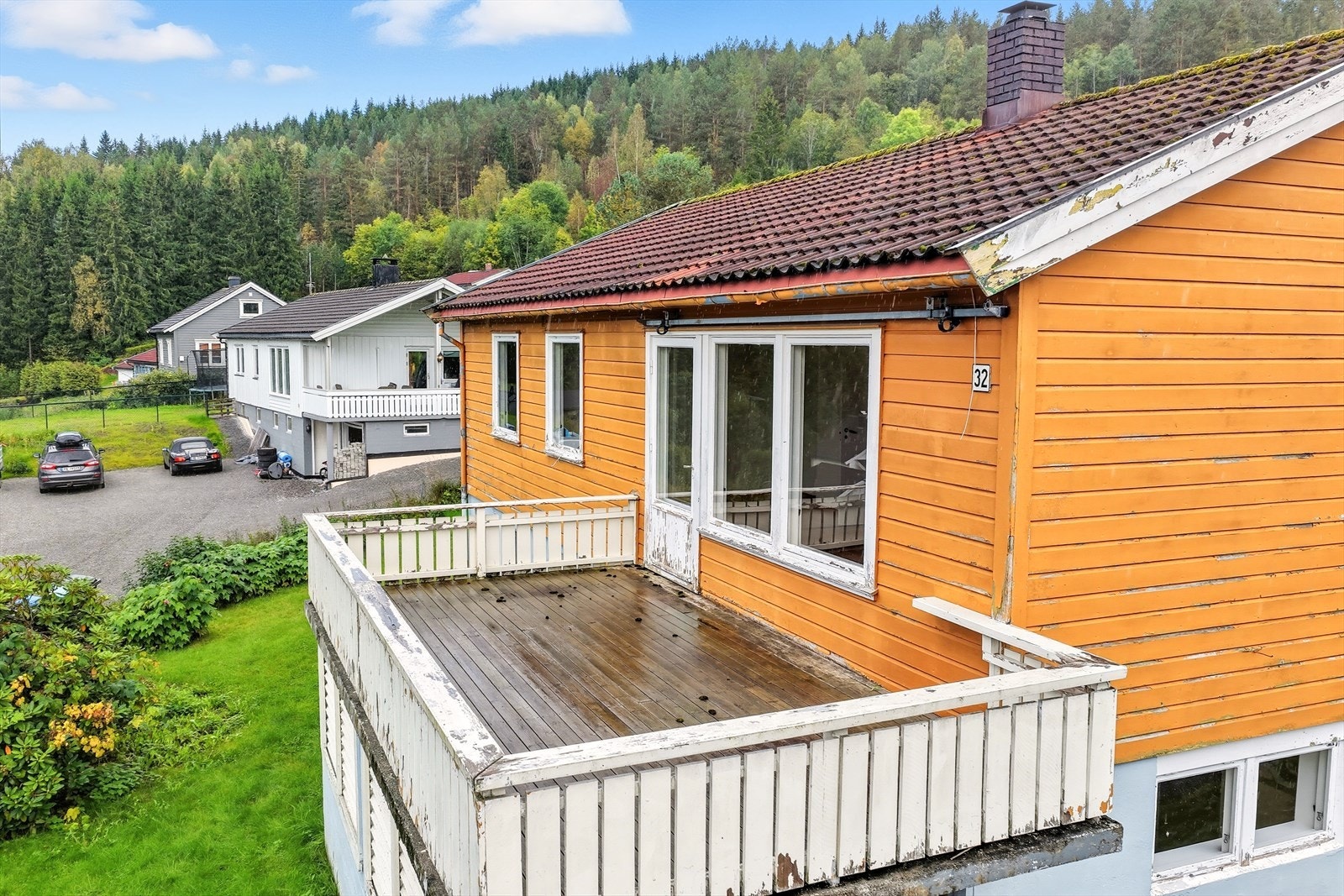 Fra boligens stue er det dør ut til veranda med fin utsikt. Galleribilde