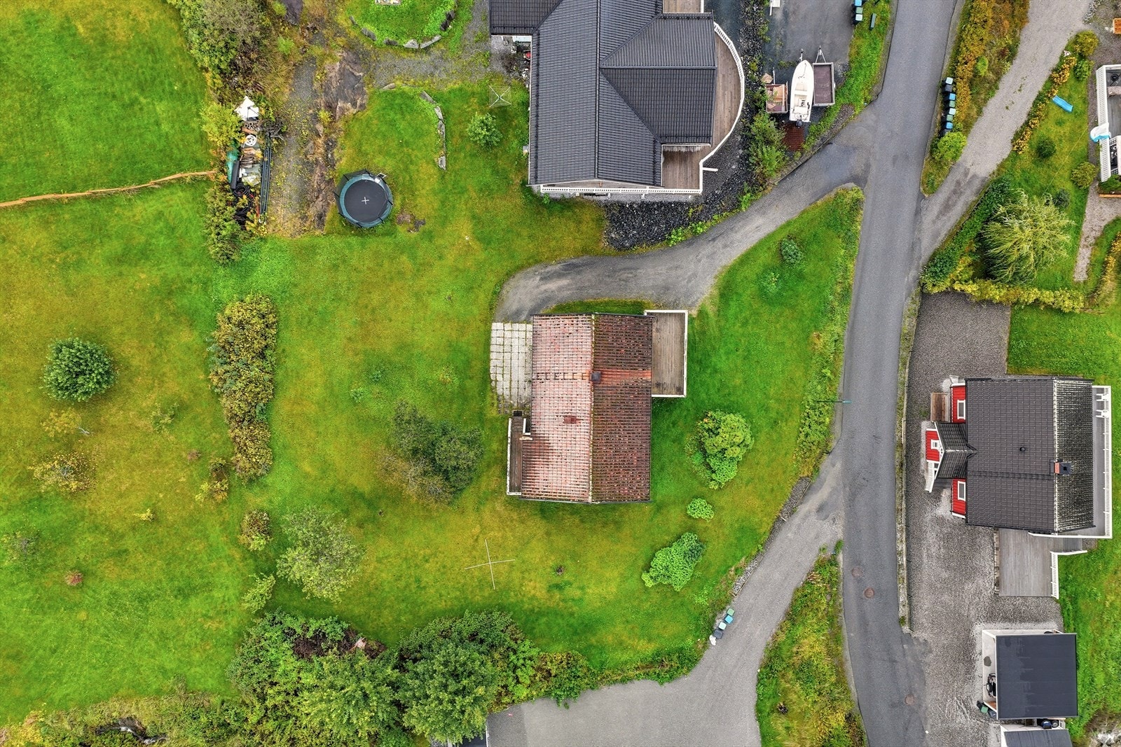 Tomten er på 1 285,20 m² og er pent opparbeidet med plen, prydbusker og tær. Galleribilde