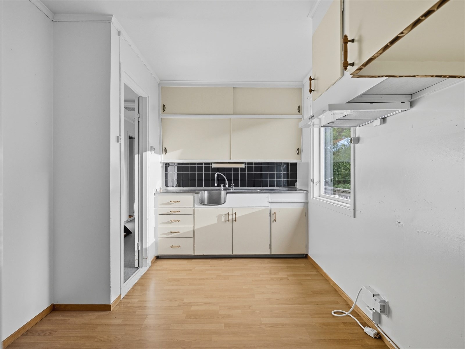 Det er avsatt plass til frittstående komfyr og kjøleskap på kjøkkenet. Galleribilde