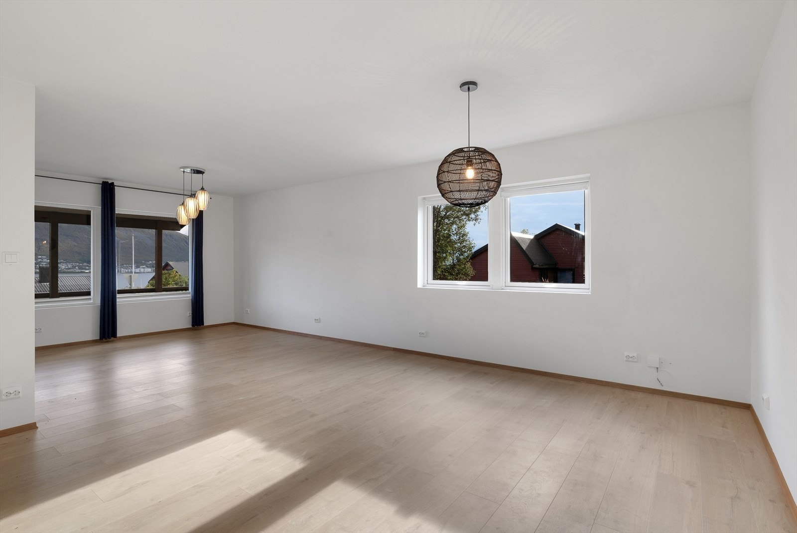 Hovedleilighet (1. etasje) med stor vinkelstue. Galleribilde