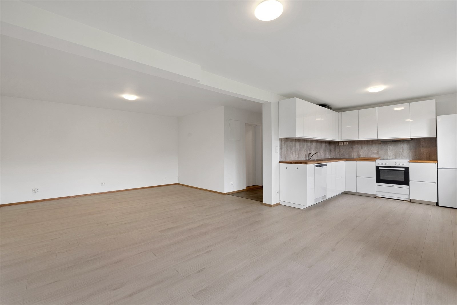 God plass til innredning med spisestue og sofagruppe. Galleribilde