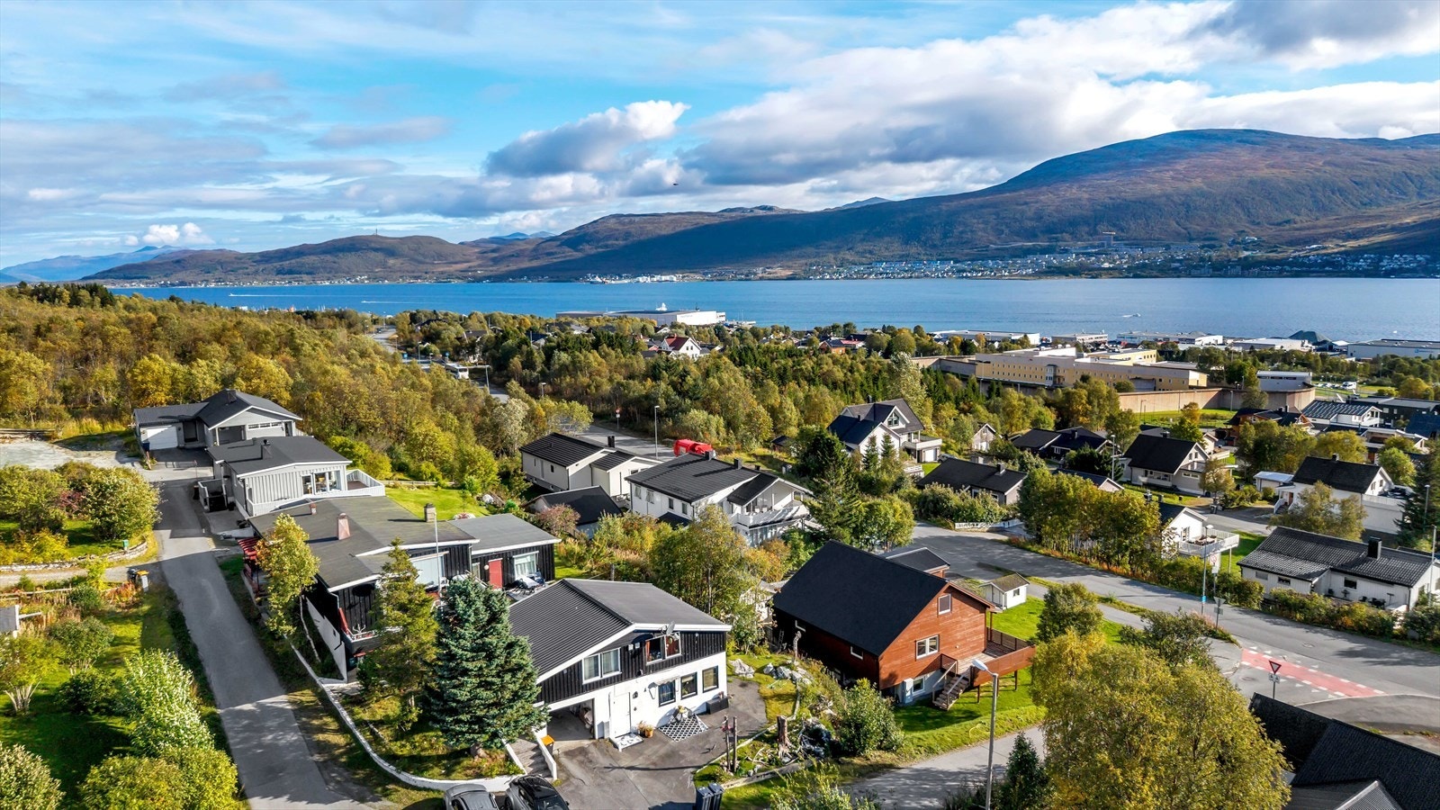 Eiendommen ligger høyt oppe i boligfeltet på Gimle. Galleribilde