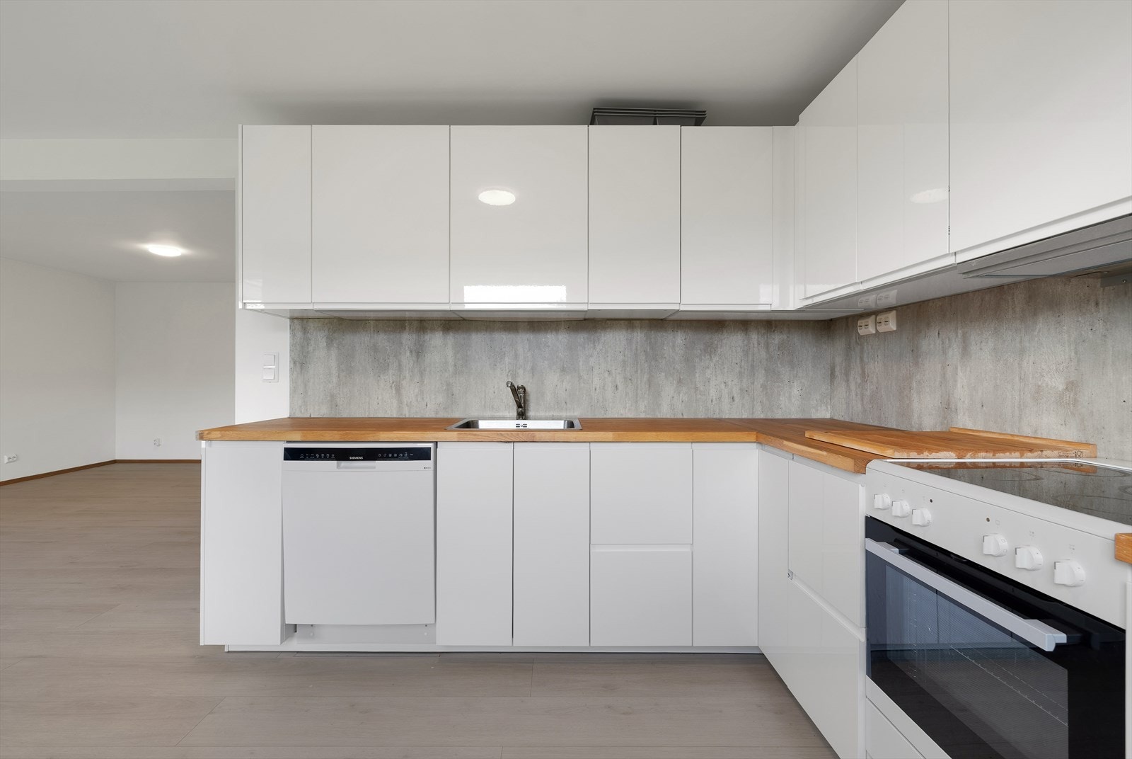 Moderne innredning med hvite glatte fronter. Galleribilde
