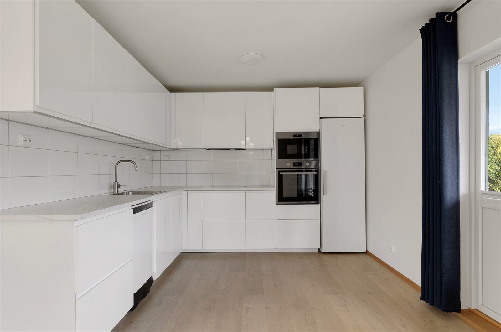 Moderne kjøkken med hvite glatte fronter. Galleribilde