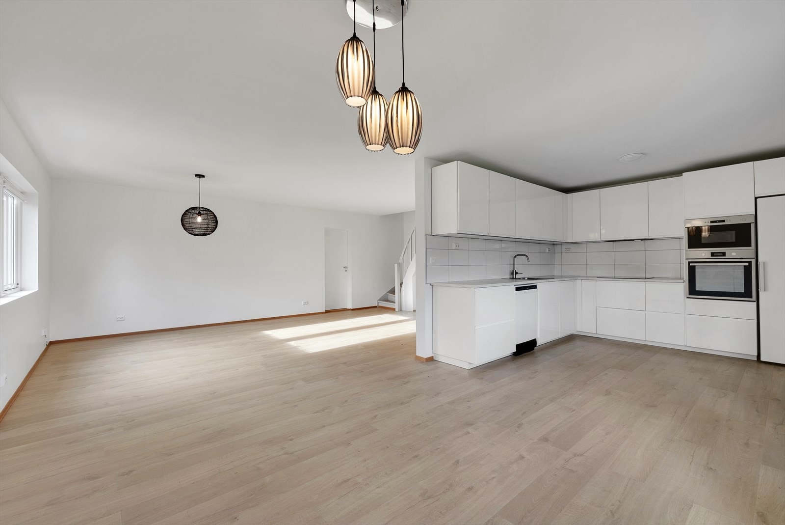 Kjøkkenet og stuen i åpen løsning. Galleribilde