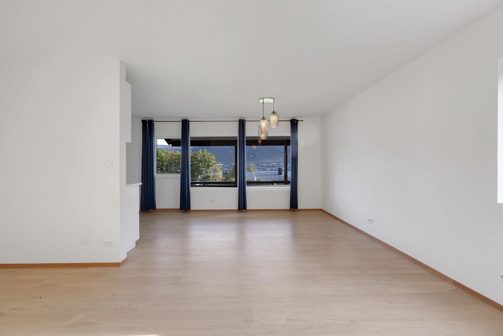 Utsikt mot fastlandet og utgang til veranda. Galleribilde