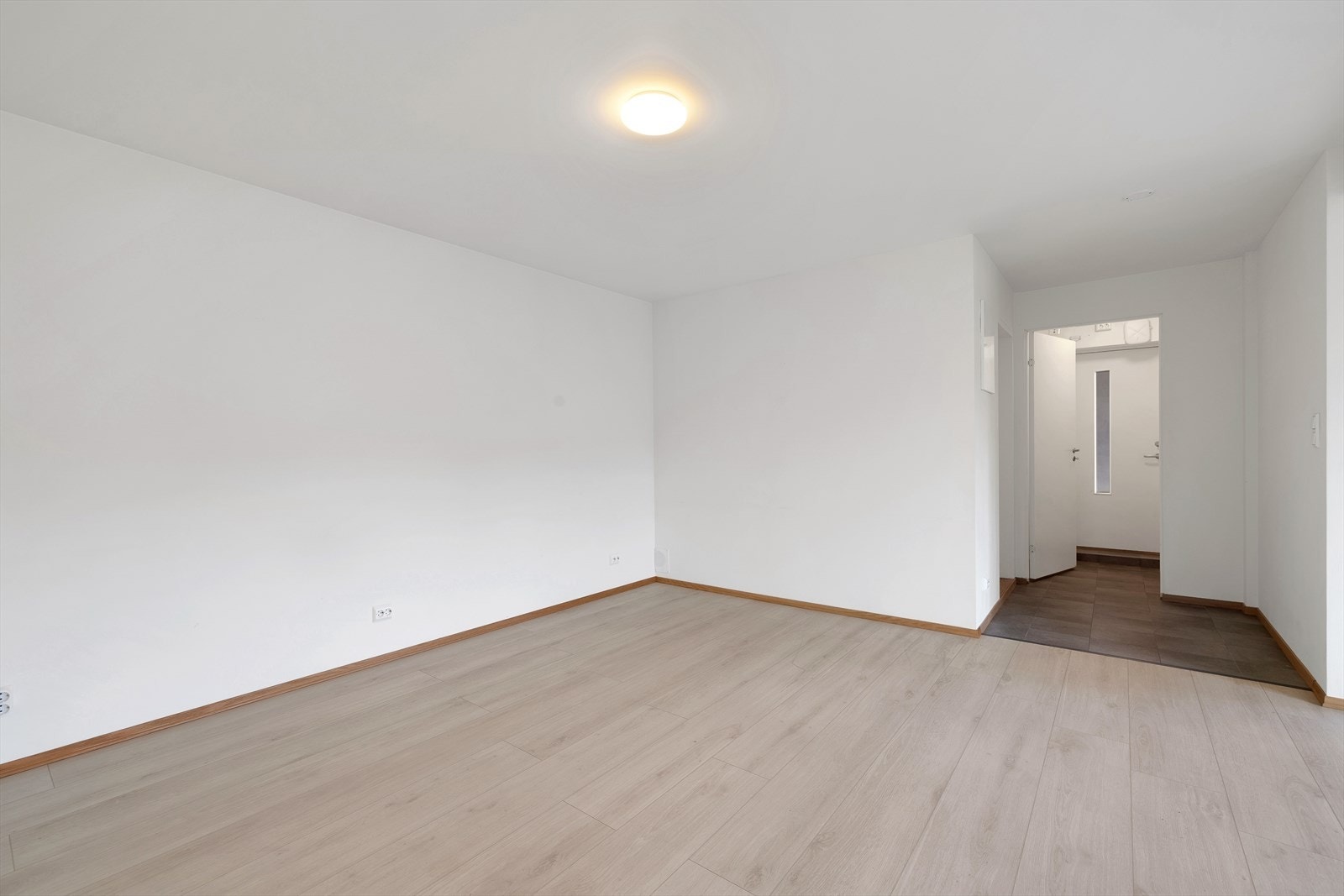 Flislagt vindfang og entré. Galleribilde
