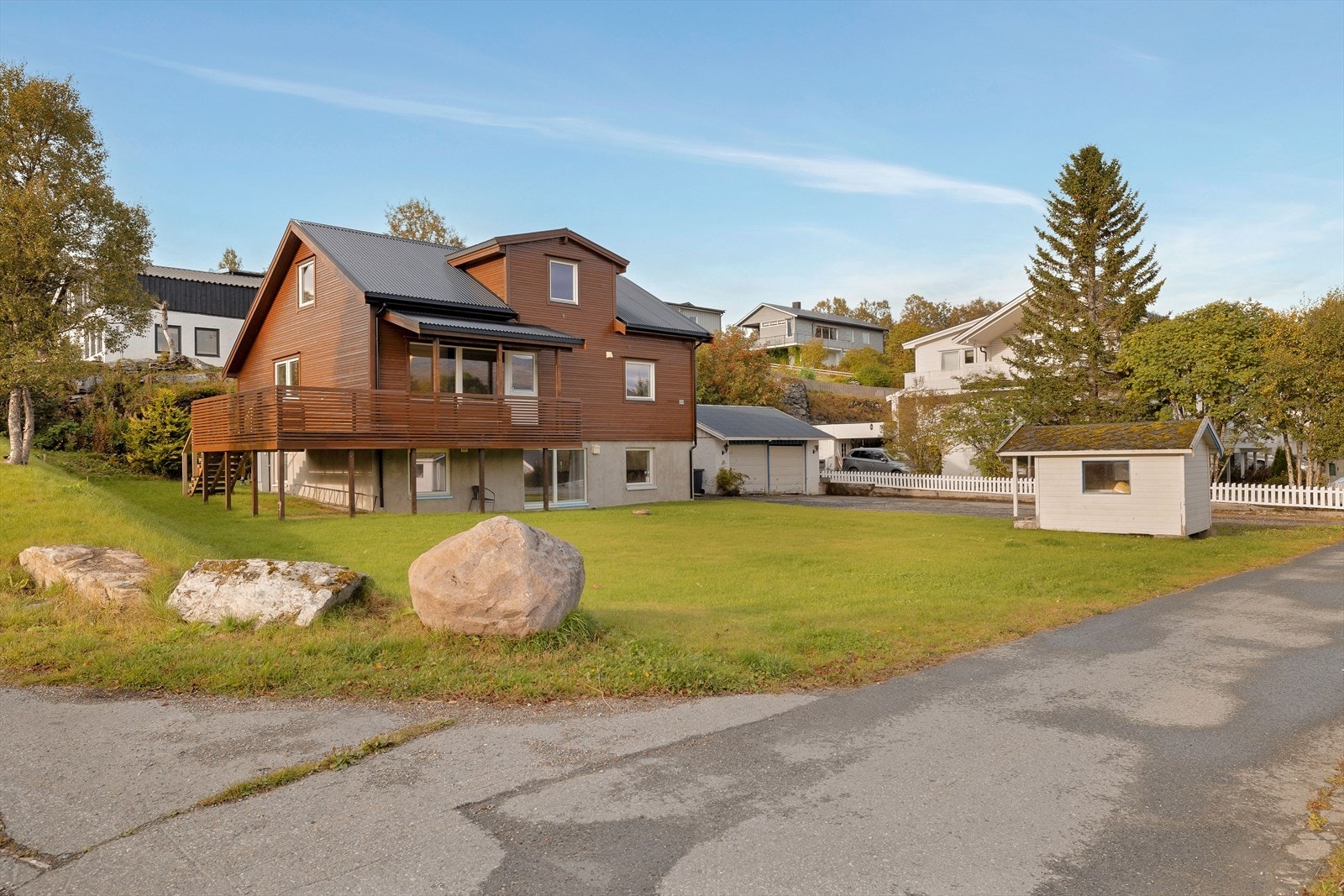 Stor opparbeidet tomt med plen og god plass til parkering. Galleribilde