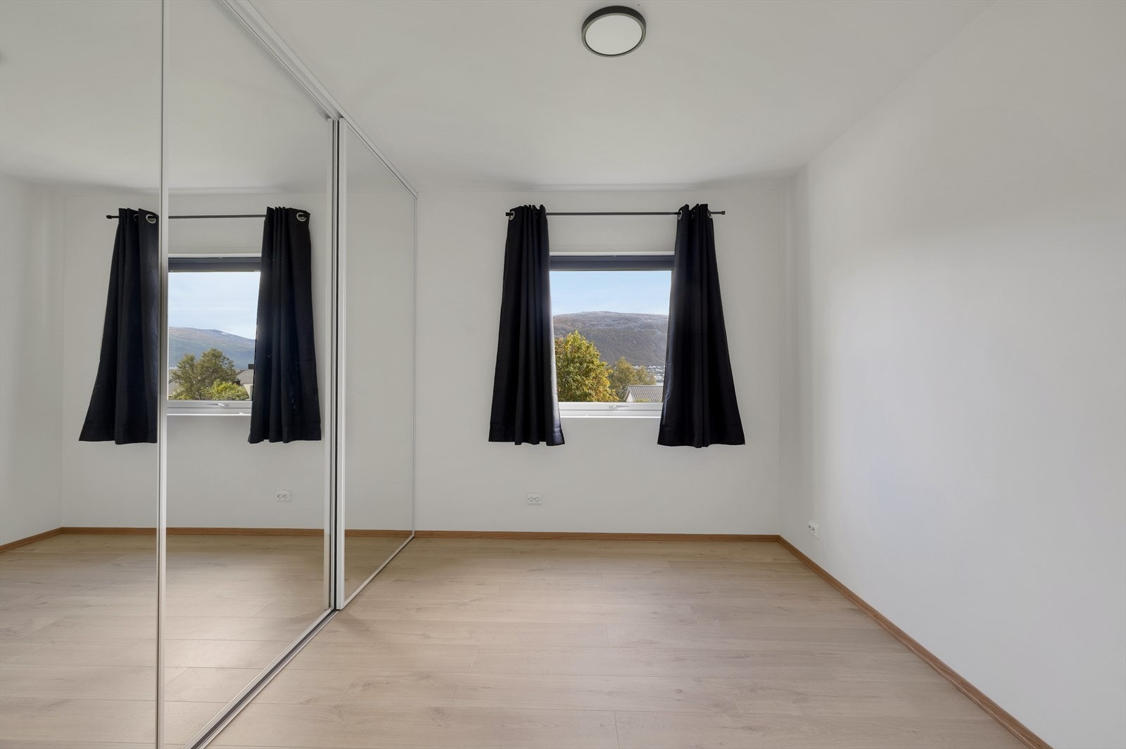 Soverom med garderobeskap i 1. etasje. Galleribilde