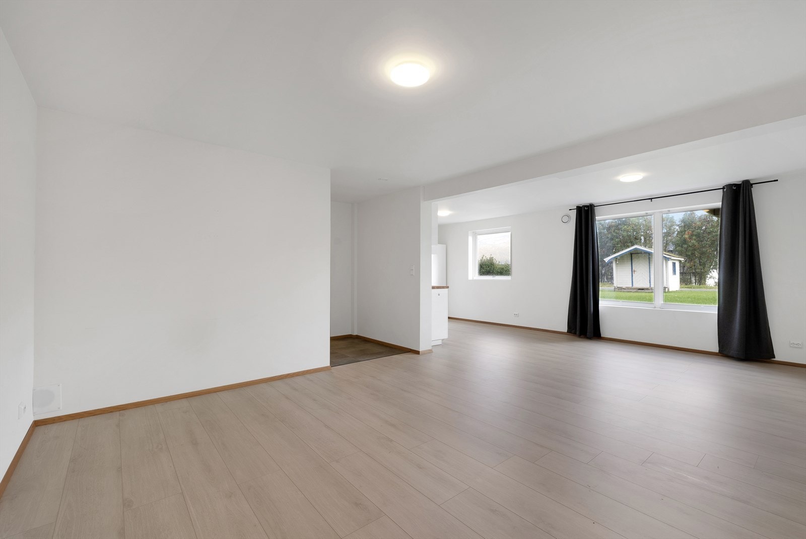 Stor stue og åpen løsning med kjøkken. Galleribilde