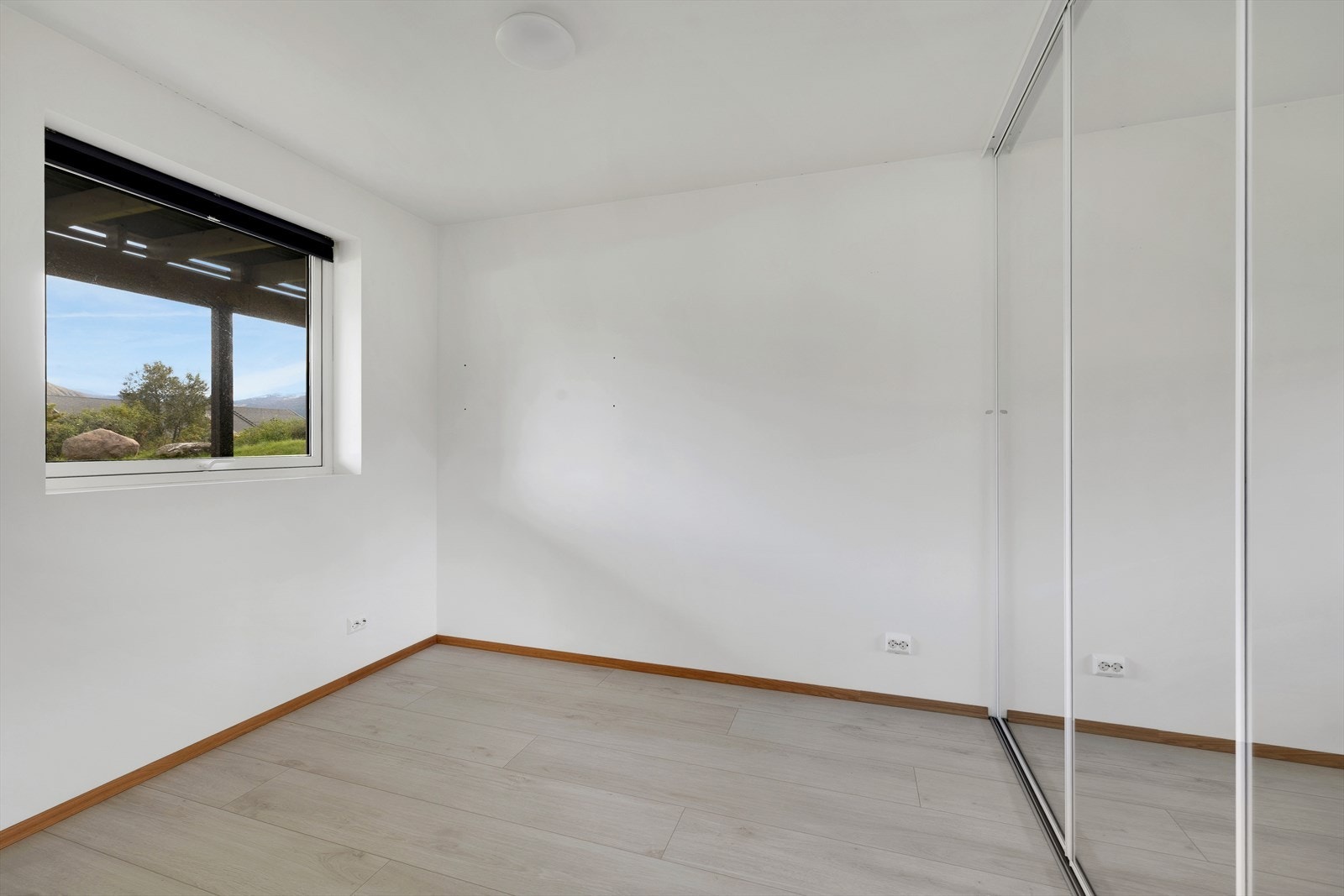 Soverom med skyvedørsgarderobe. Galleribilde