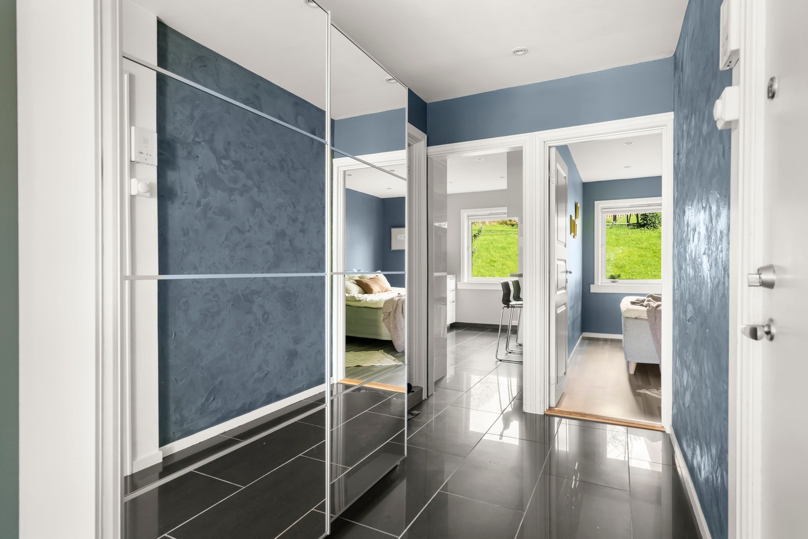 Mellomgang med medfølgende skyvedørsgarderobe. Flislagt gulv med varmekabler. Galleribilde