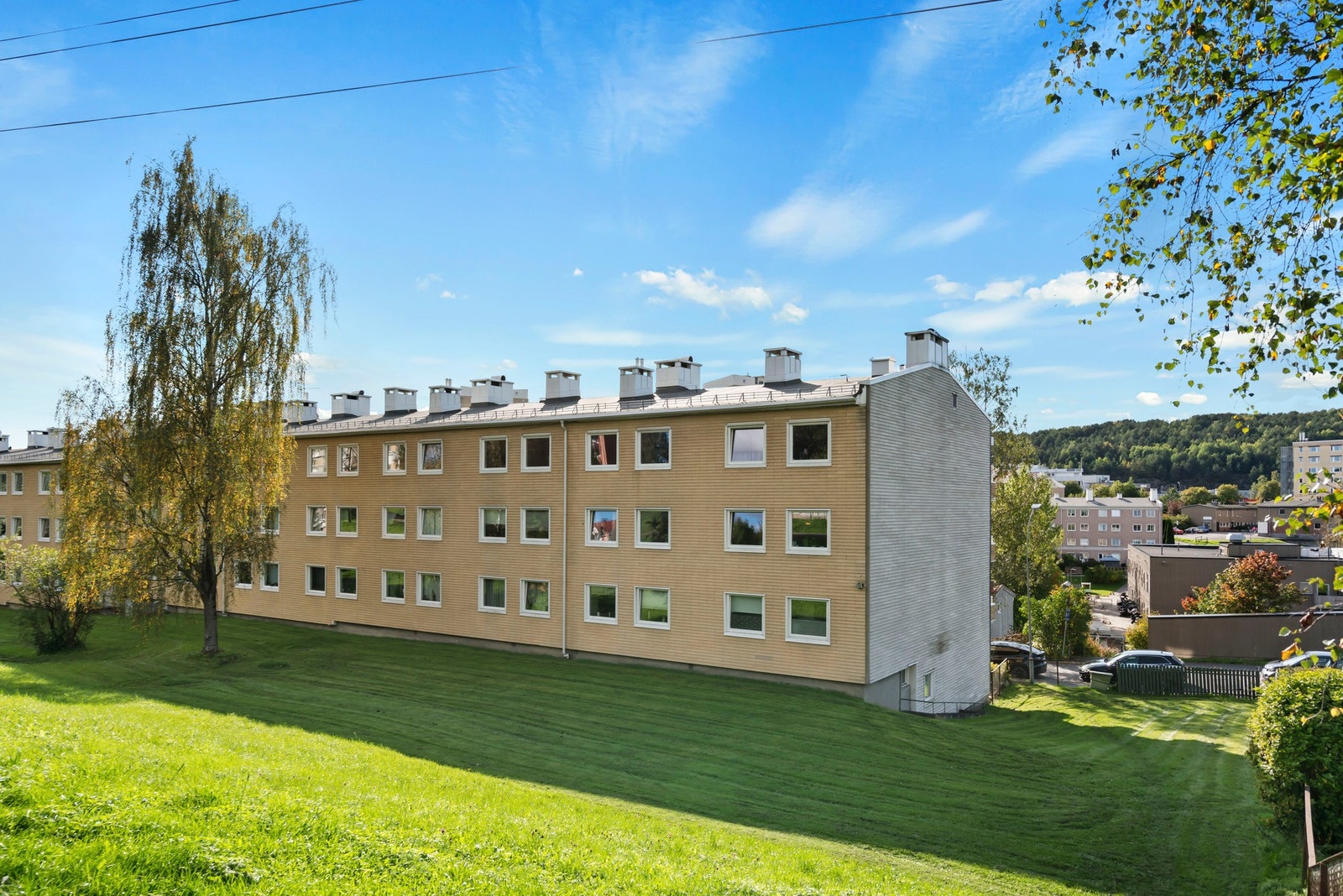 Leiligheten ligger i et populært og veletablert boligområde i Havreveien, som kombinerer nærhet til byen med rolige og grønne omgivelser. Galleribilde