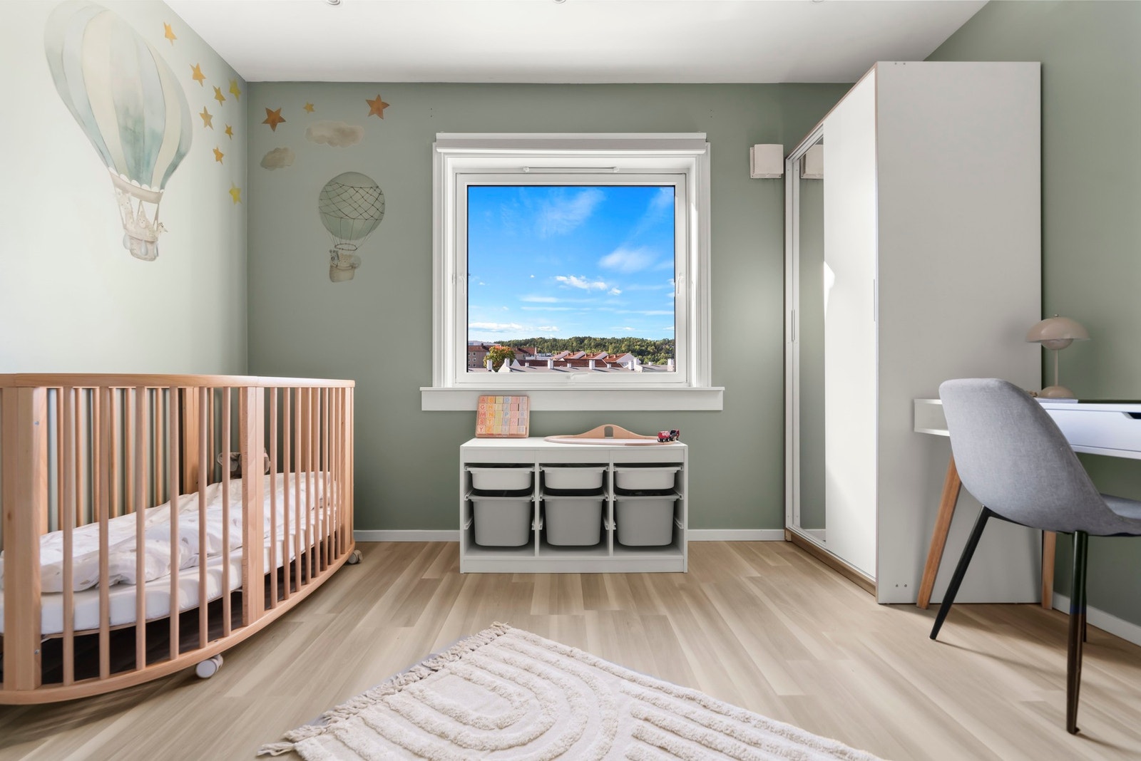 Garderobeskap medfølger. Galleribilde