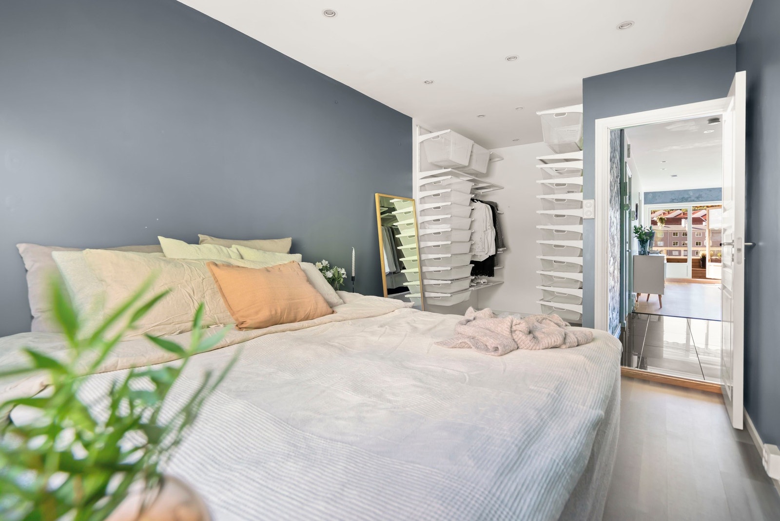 Åpen garderobeinnredning medfølger. Galleribilde