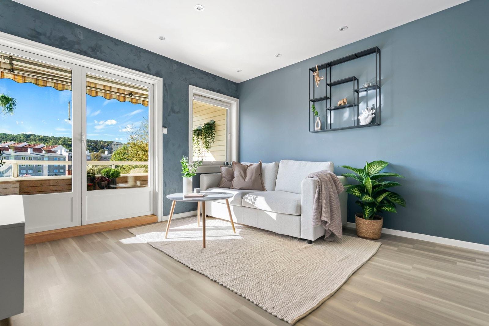 Romslig stue med god plass til både sofa- og spisegruppe. Galleribilde