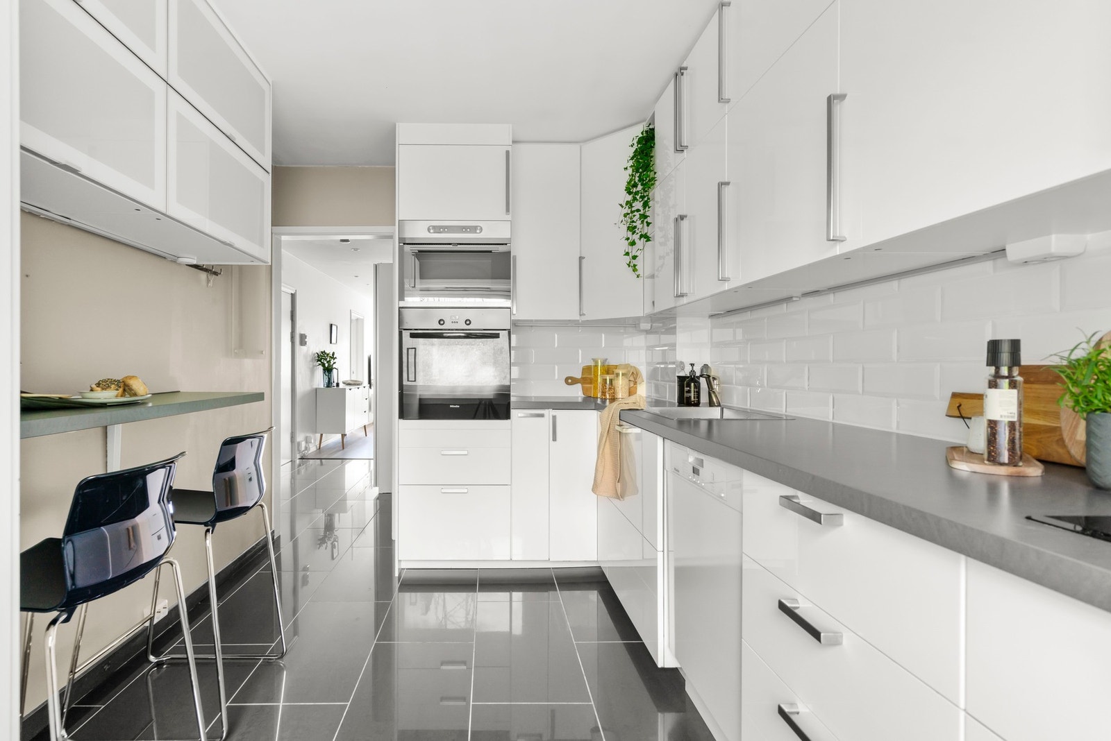 Lys innredning med masse skapplass. Flislagt gulv med varmekabler. Galleribilde