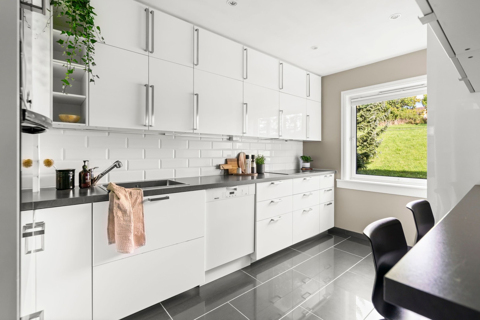 Ikea kjøkkeninnredning fra 2012/2013 med glatte fronter og laminat benkeplater. Praktisk spiseplass på kjøkkenet. Galleribilde