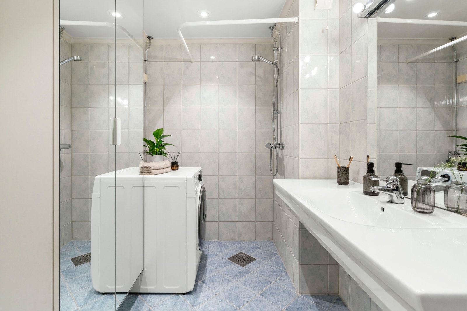 Opplegg for vaskemaskin og tørketrommel. Galleribilde