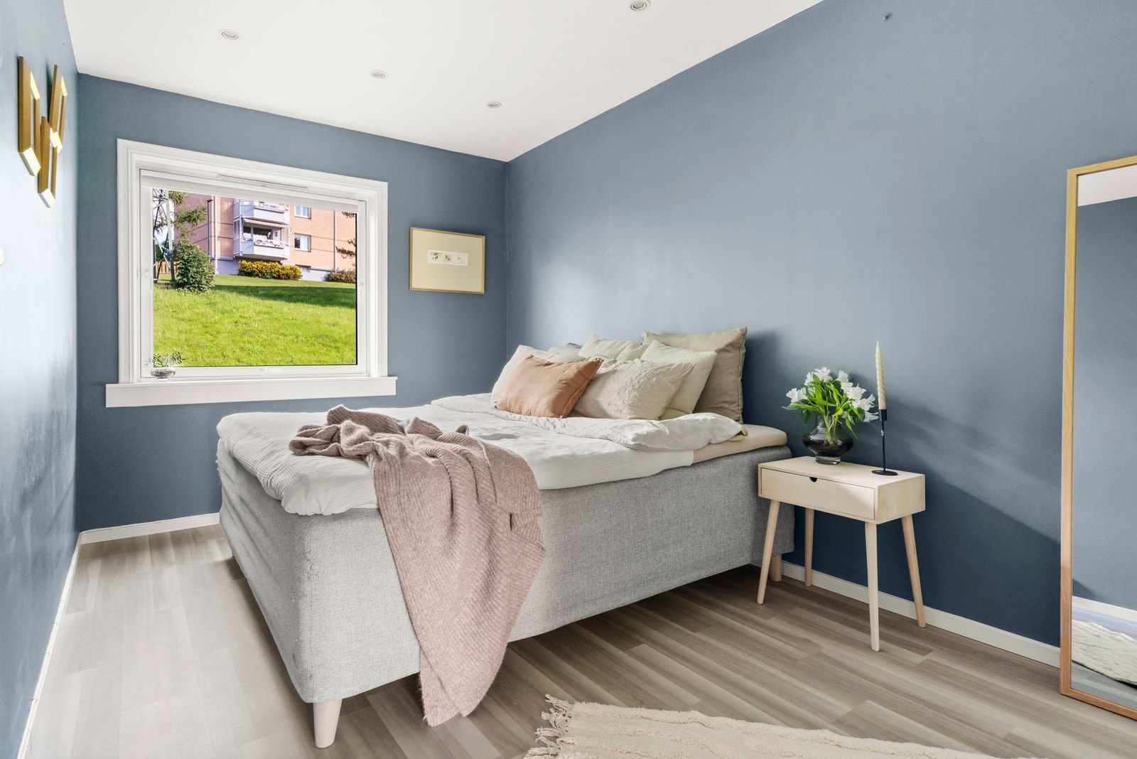 Hovedsoverommet har god plass til dobbeltseng og nattbord. Galleribilde