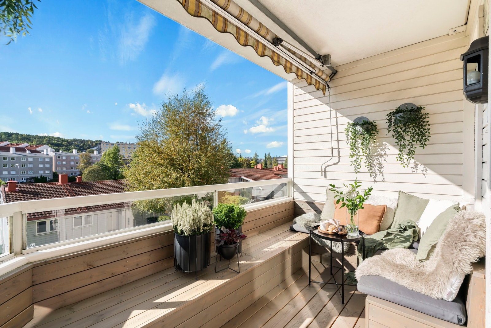 Plassbygget sittebenk. Galleribilde