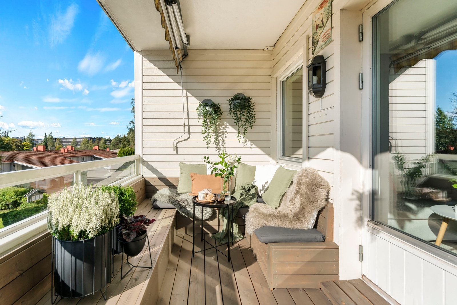 Solrik balkong på 7 kvm med doble dører, som slipper inn godt med naturlig lys. Galleribilde