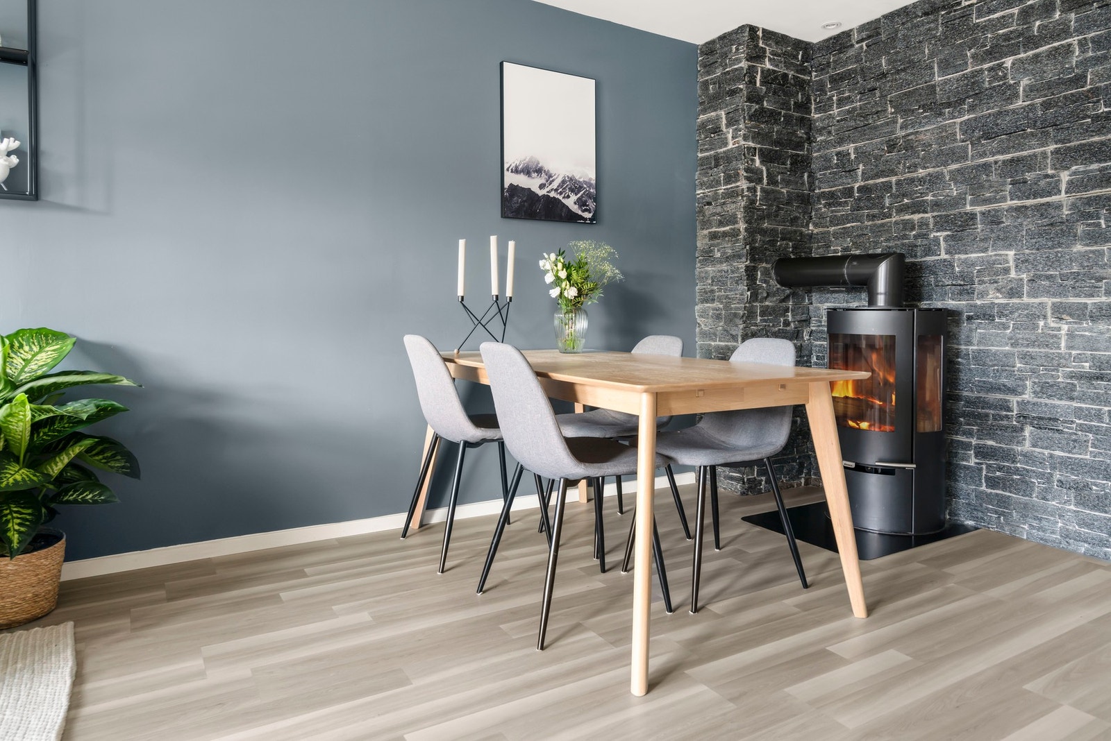 Plass til spisebord i stue. Aduro peisovn fra 2012/2013 bidrar til deilig varme - perfekt på kaldere dager. Galleribilde