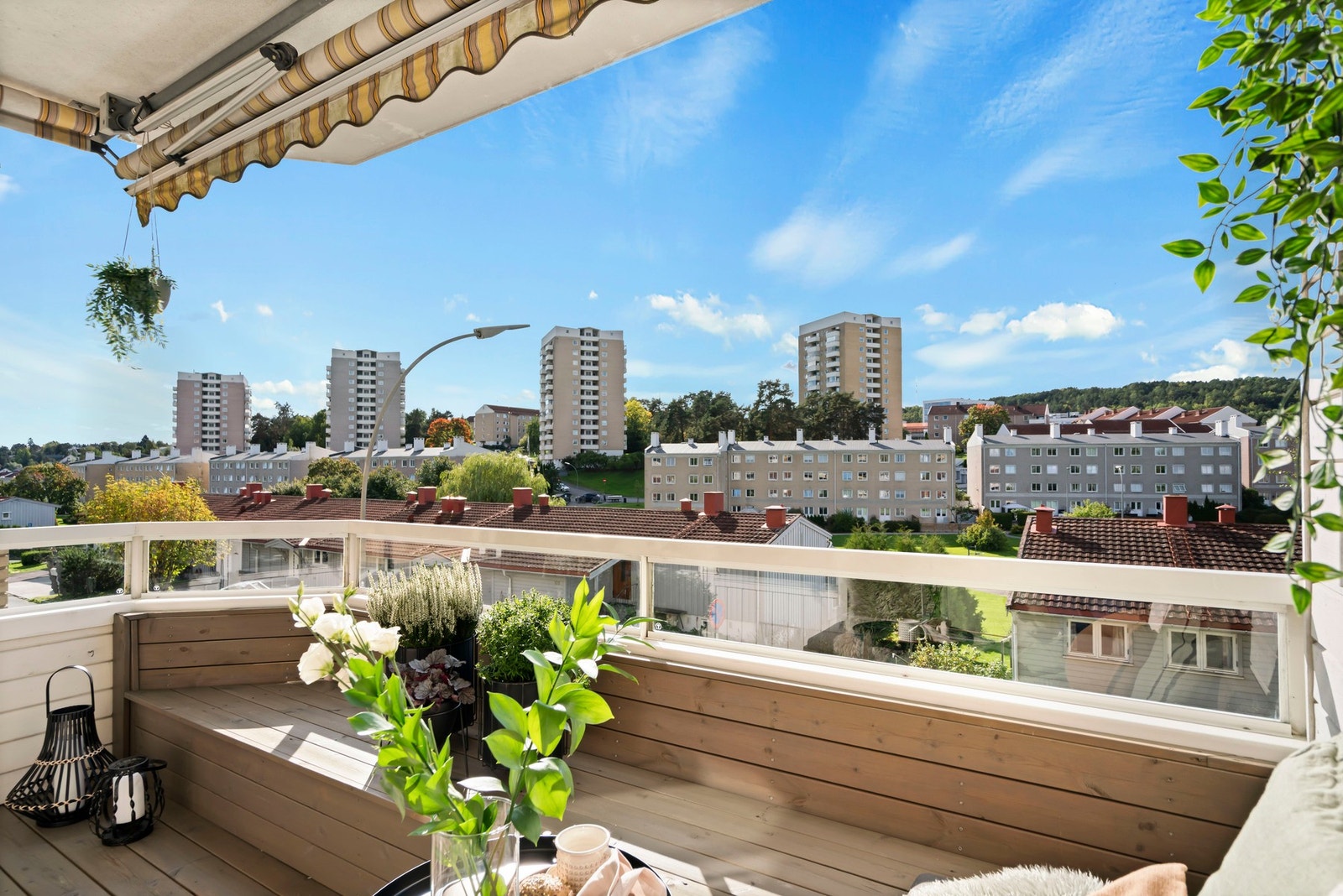 Balkongen vender mot sydvest og har flott utsikt! Galleribilde