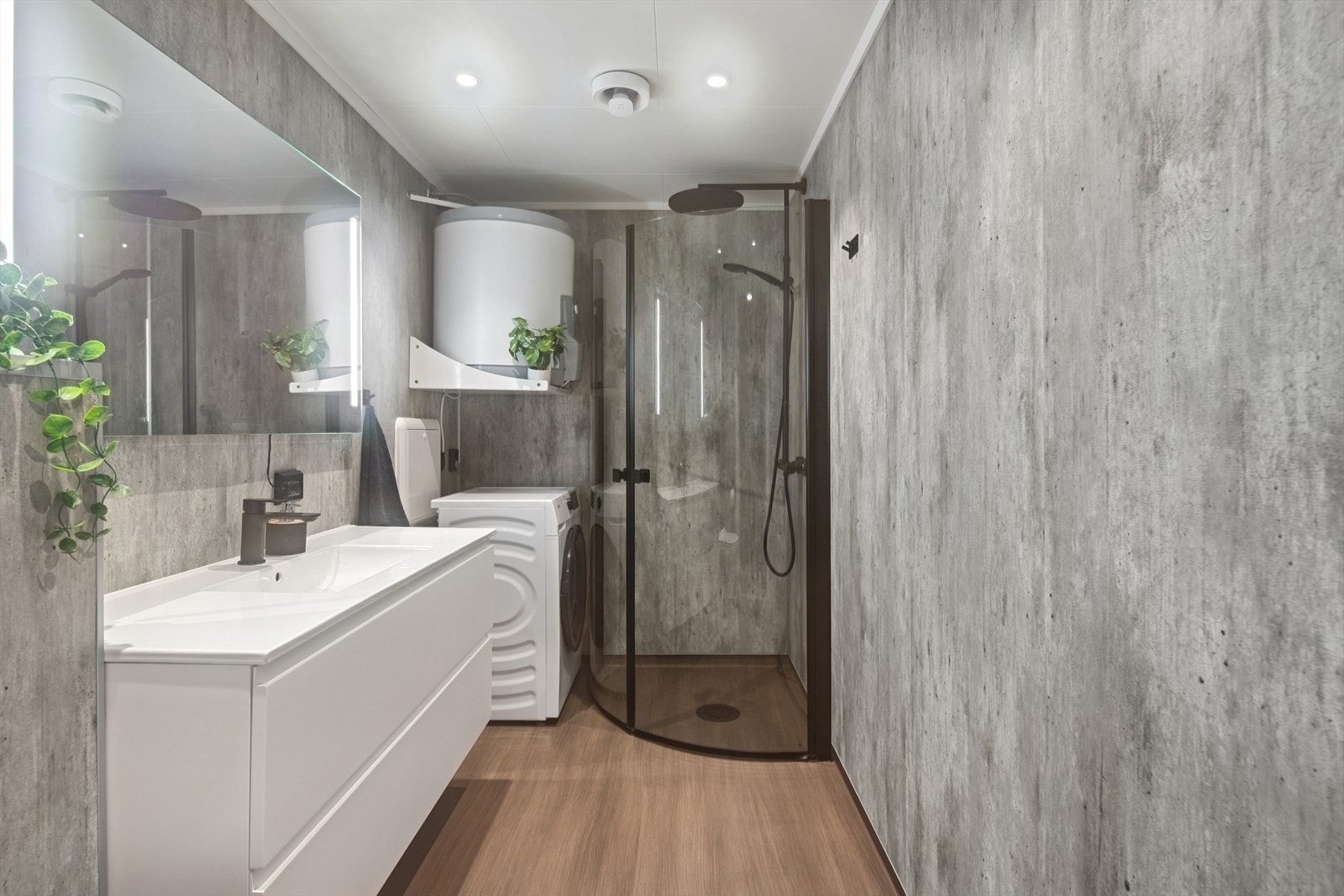 Badet ble pusset opp i 2024 - Et tidsriktig bad med moderne løsninger, lyse overflater og varmekabler i gulvet for ekstra komfort. Galleribilde
